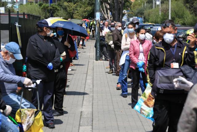 Largas filas y aglomeraciones ponen en riesgo a todos los Bogotanos.