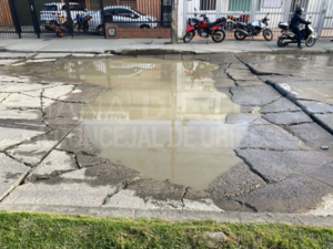 Lee más sobre el artículo DIANA DIAGO DENUNCIA EL DETERIORO VIAL EN MONTEVIDEO: HUECOS Y ENCHARCAMIENTOS PONEN EN RIESGO UNO DE LOS PRINCIPALES CORREDORES INDUSTRIALES DE BOGOTÁ