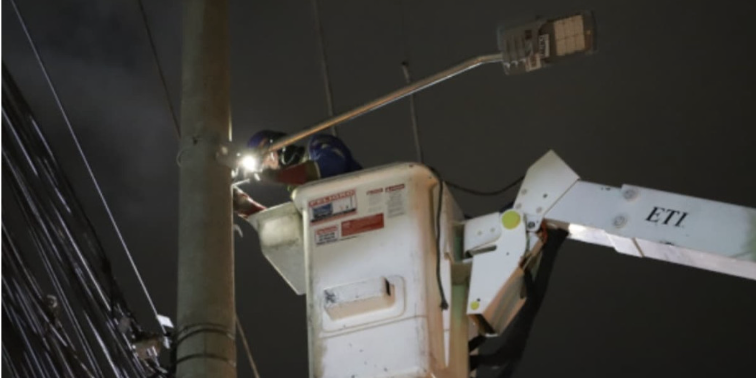 En este momento estás viendo NI LOS POSTES DE LUZ SE SALVAN DE LOS LADRONES: AUMENTÓ 39,4% EL HURTO A LUMINARIAS EN BOGOTÁ 